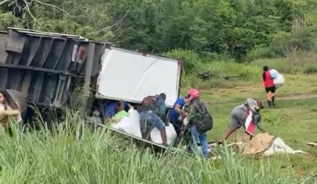Caminhão tomba em Itapemirim e carga é saqueada. Foto: Reprodução/TV Vitória