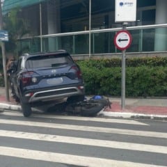 Carro acaba em cima de moto em acidente na Rua da Lama, em frente à Ufes