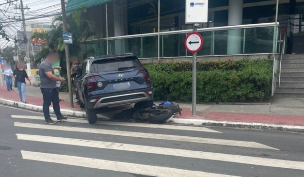 Carro acaba em cima de moto em acidente na Rua da Lama, em frente à Ufes