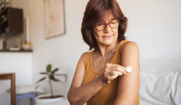 Especialista explica os riscos e benefícios da Terapia de Reposição Hormonal na menopausa, esclarecendo dúvidas sobre câncer de mama e trombose/Canva
