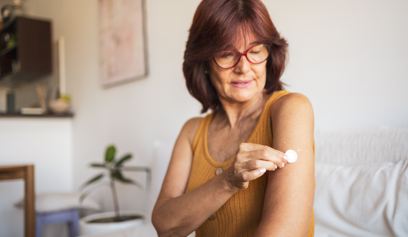 Especialista explica os riscos e benefícios da Terapia de Reposição Hormonal na menopausa, esclarecendo dúvidas sobre câncer de mama e trombose/Canva Especialista explica os riscos e benefícios da Terapia de Reposição Hormonal na menopausa, esclarecendo dúvidas sobre câncer de mama e trombose/Canva