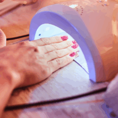 Esmaltes que rejuvenescem e estão em alta na primavera: descubra as cores que vão renovar seu visual/Canva
