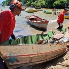 Três barcos sem condições de uso são retirados da orla de Vila Velha durante ação de fiscalização