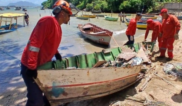 Três barcos sem condições de uso são retirados da orla de Vila Velha durante ação de fiscalização Três barcos sem condições de uso são retirados da orla de Vila Velha durante ação de fiscalização