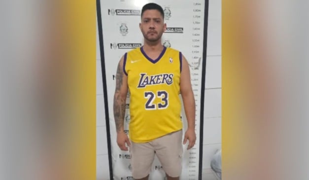 Homem se entrega para a polícia em Linhares (Foto/reprodução: TV Vitória)