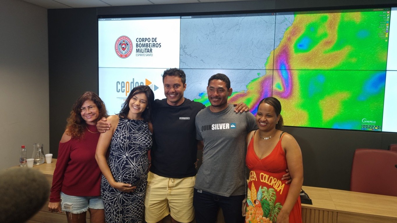 O empresário Maikel Araújo dos Santos com a mãe Regina Andrade e a esposa Fernanda Duarte, e o montador de móveis Ronald Menezes com a esposa Luciene Santana