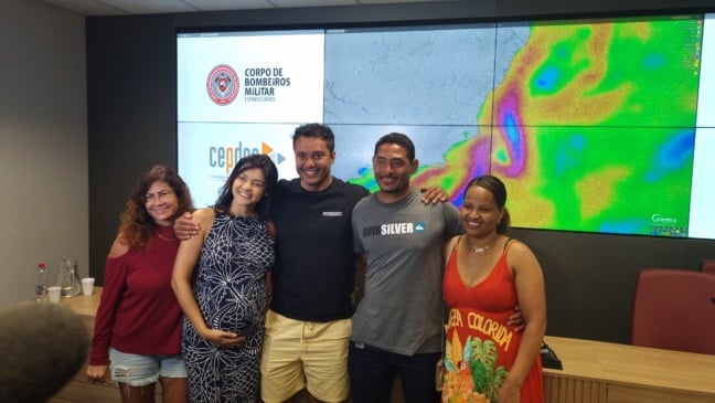 O empresário Maikel Araújo dos Santos com a mãe Regina Andrade e a esposa Fernanda Duarte, e o montador de móveis Ronald Menezes com a esposa Luciene Santana