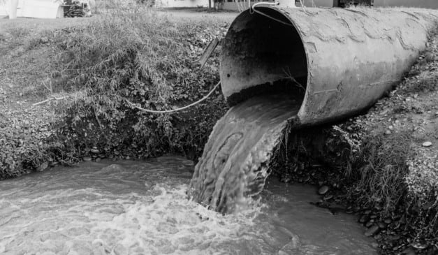 Esgoto jogado no meio ambiente