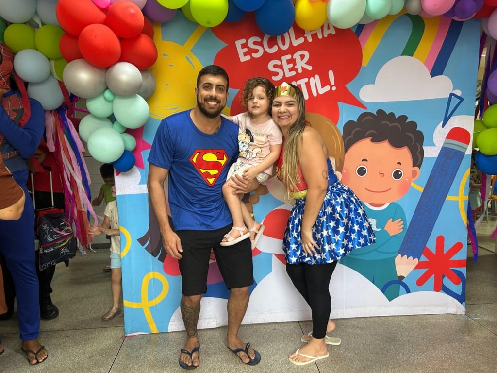 Especial dia das Crianças-pais fantasiados buscam filhos em escola