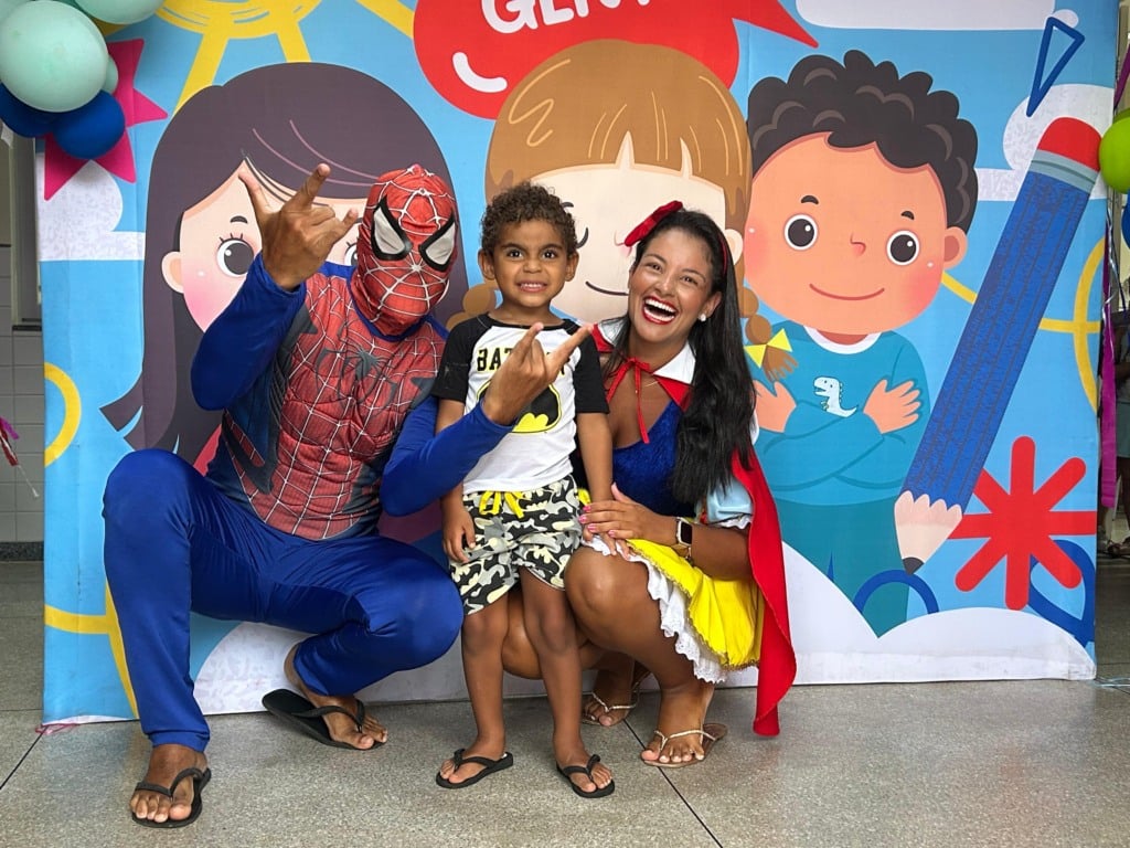 Especial dia das Crianças-pais fantasiados buscam filhos em escola