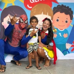 Especial dia das Crianças-pais fantasiados buscam filhos em escola