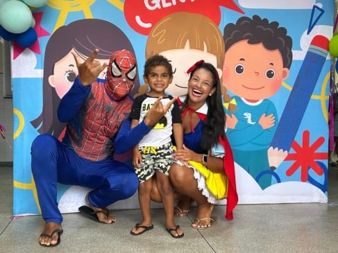 Especial dia das Crianças-pais fantasiados buscam filhos em escola