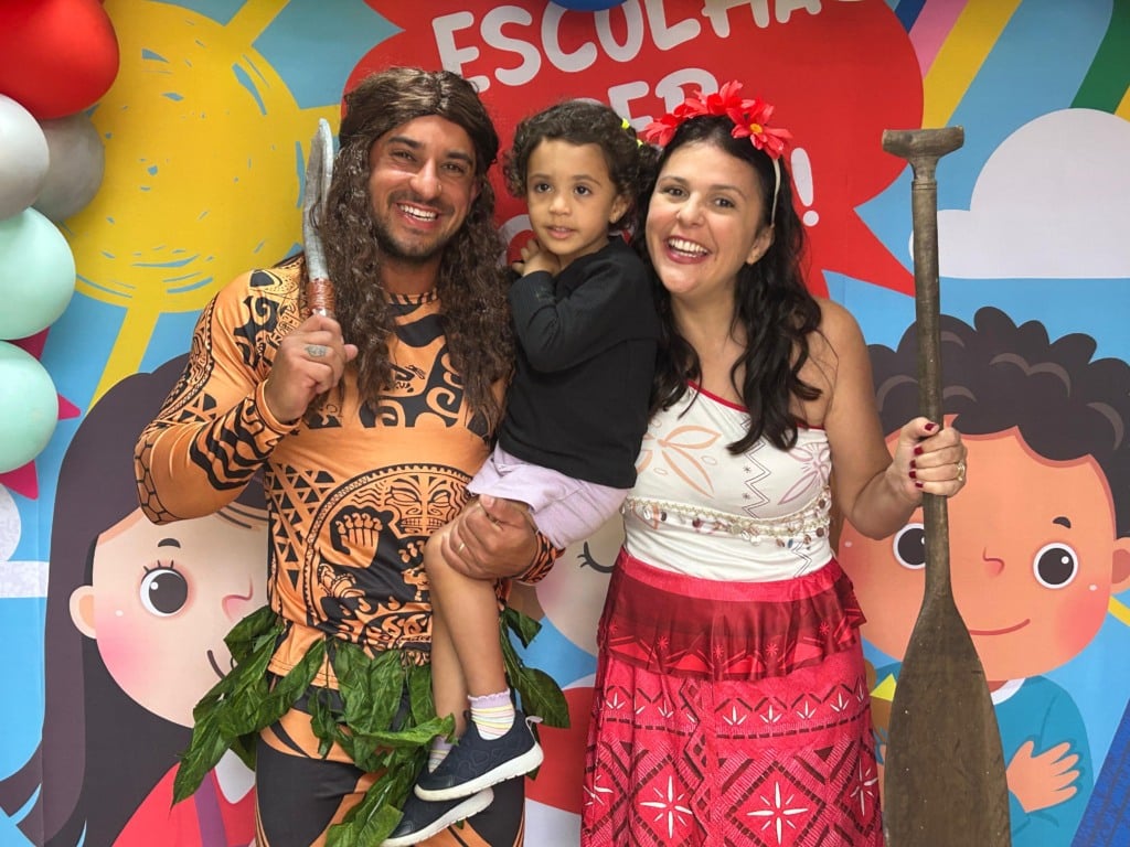 Especial dia das Crianças-pais fantasiados buscam filhos em escola