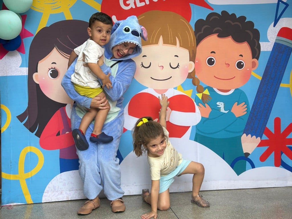 Especial dia das Crianças-pais fantasiados buscam filhos em escola