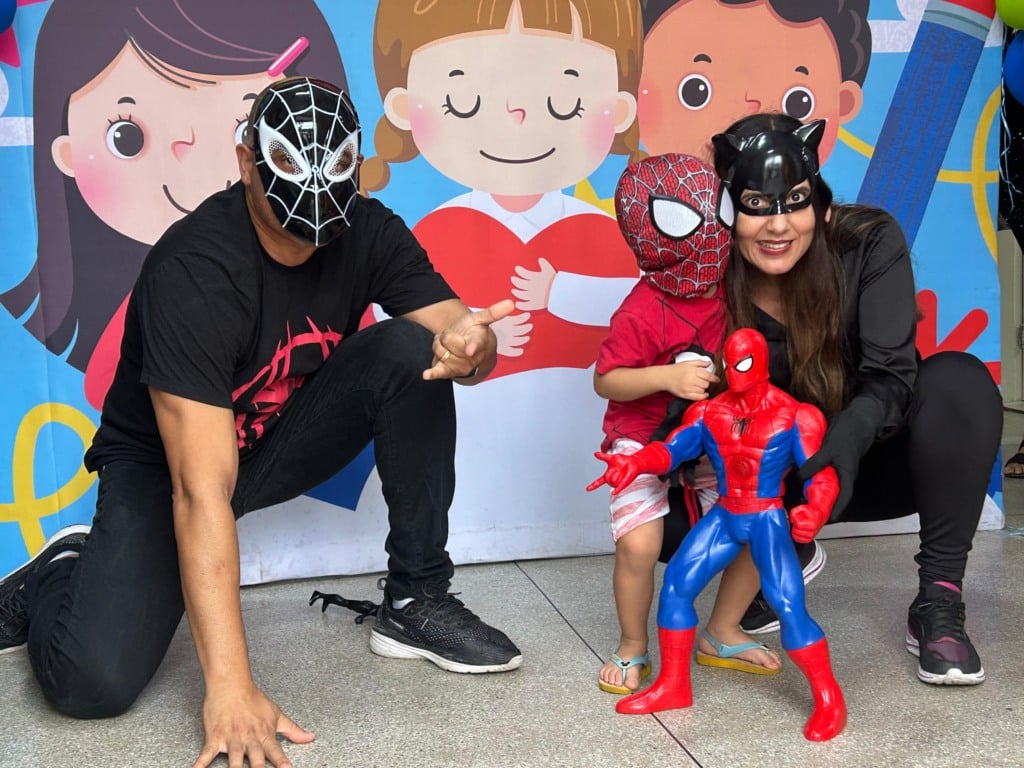 Especial dia das Crianças-pais fantasiados buscam filhos em escola