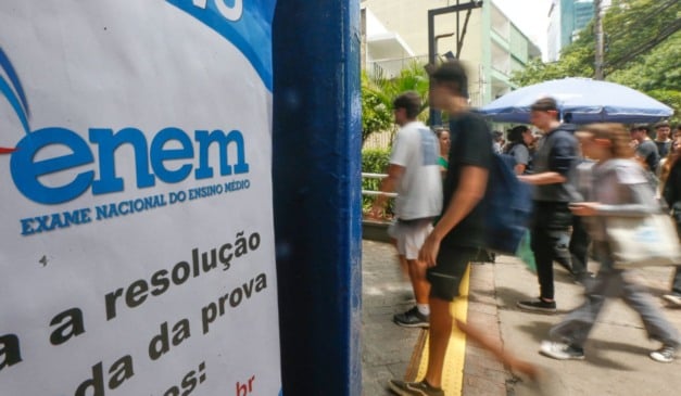 Estudanes chegam para fazer prova do Enem em SP