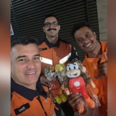 Maikel e bombeiros que ajudaram no resgate (Foto/reprodução: Instagram)