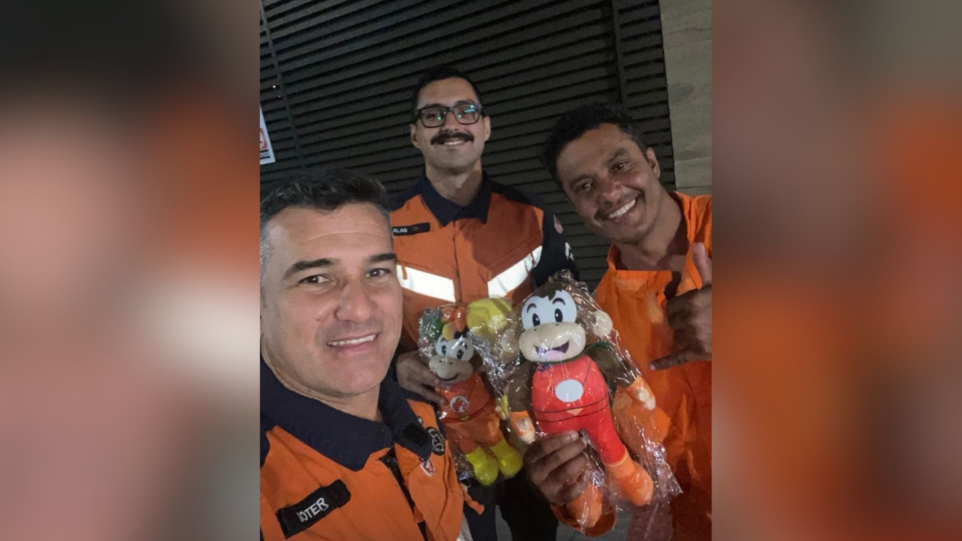 Maikel e bombeiros que ajudaram no resgate (Foto/reprodução: Instagram)