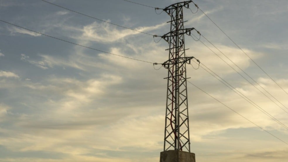 Poste de energia (Foto/reprodução: Freepik) Poste de energia (Foto/reprodução: Freepik)