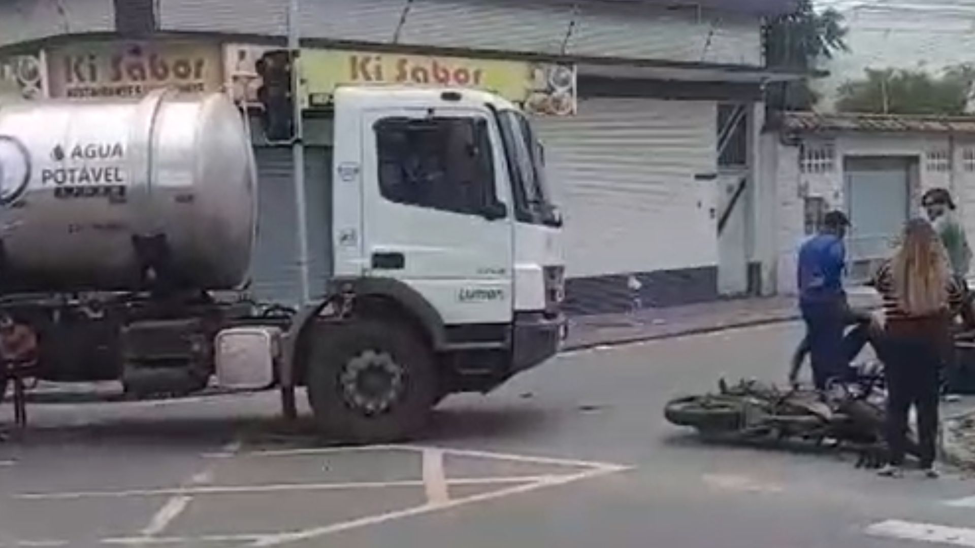 Acidente entre moto e caminhão na Serra (Foto/reprodução: TV Vitória)