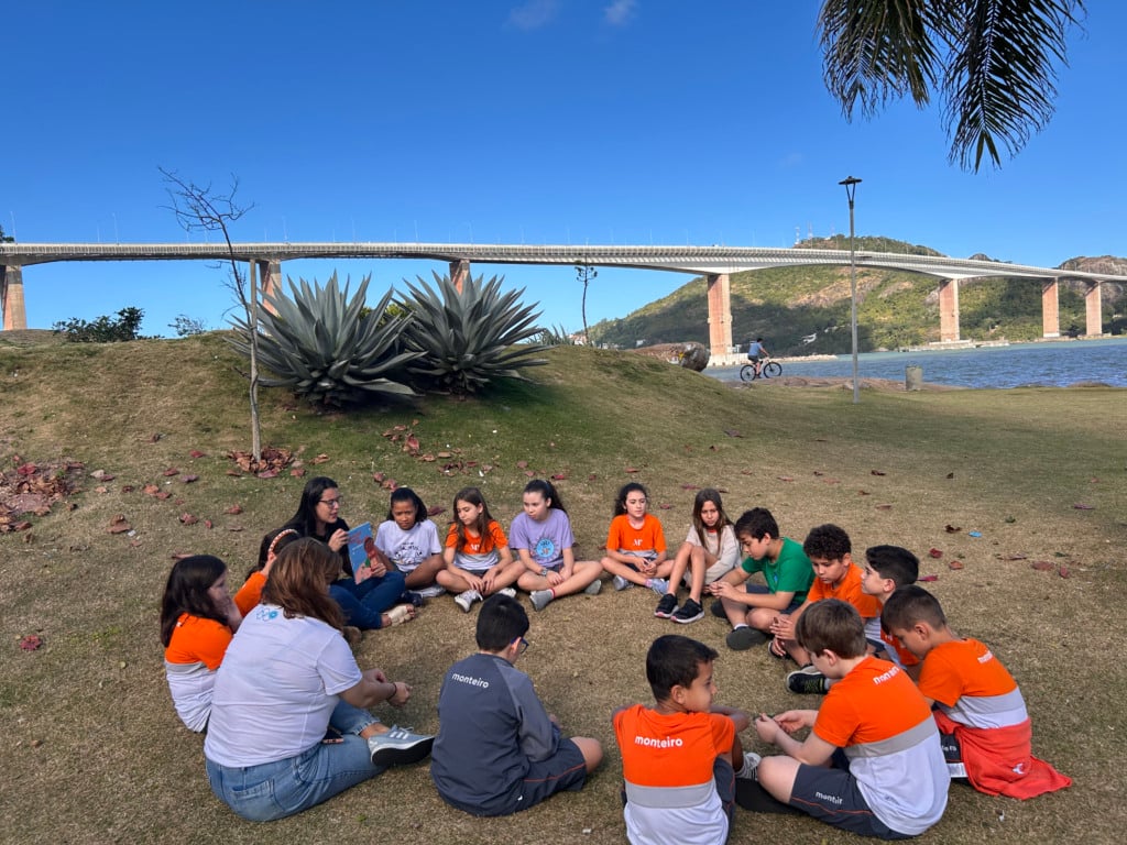 Unir teoria e prática é uma forma de garantir a excelência do aprendizado: na Escola Monteiro, alunos exploram o entorno da escola e realizam momentos de leitura ao ar livre.