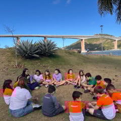 Unir teoria e prática é uma forma de garantir a excelência do aprendizado: na Escola Monteiro, alunos exploram o entorno da escola e realizam momentos de leitura ao ar livre.