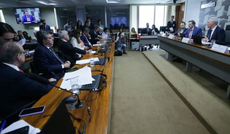 Ministro fala a parlamentares em comissão no Senado. Foto: Lula Marques/ Agência Brasil.