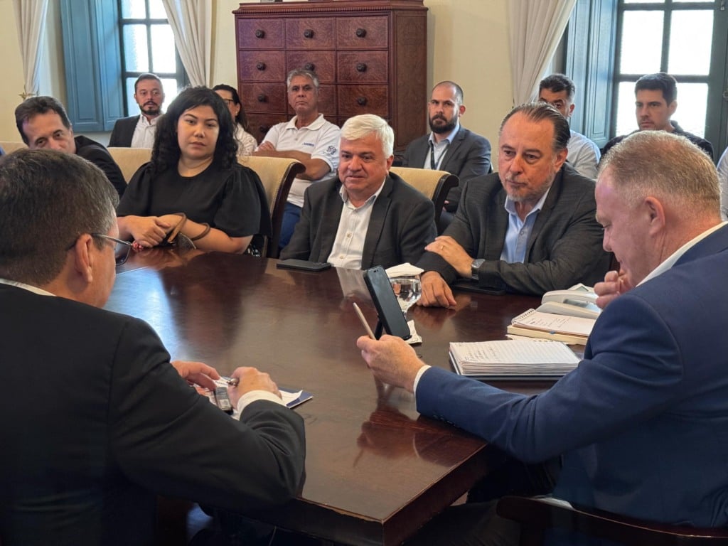 Presidentes de Banestes e Caixa, bem como governador e outras autoridades participaram do anúncio do aporte de R$ 100 milhões. Crédito: Rodrigo Zaca/Governo-ES