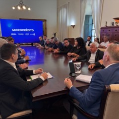 Presidentes de Banestes e Caixa, bem como governador e outras autoridades participaram do anúncio do aporte de R$ 100 milhões. Crédito: Rodrigo Zaca/Governo-ES