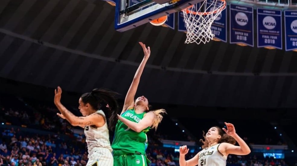 Izabel Varejão na seleção brasileira de basquete feminino.