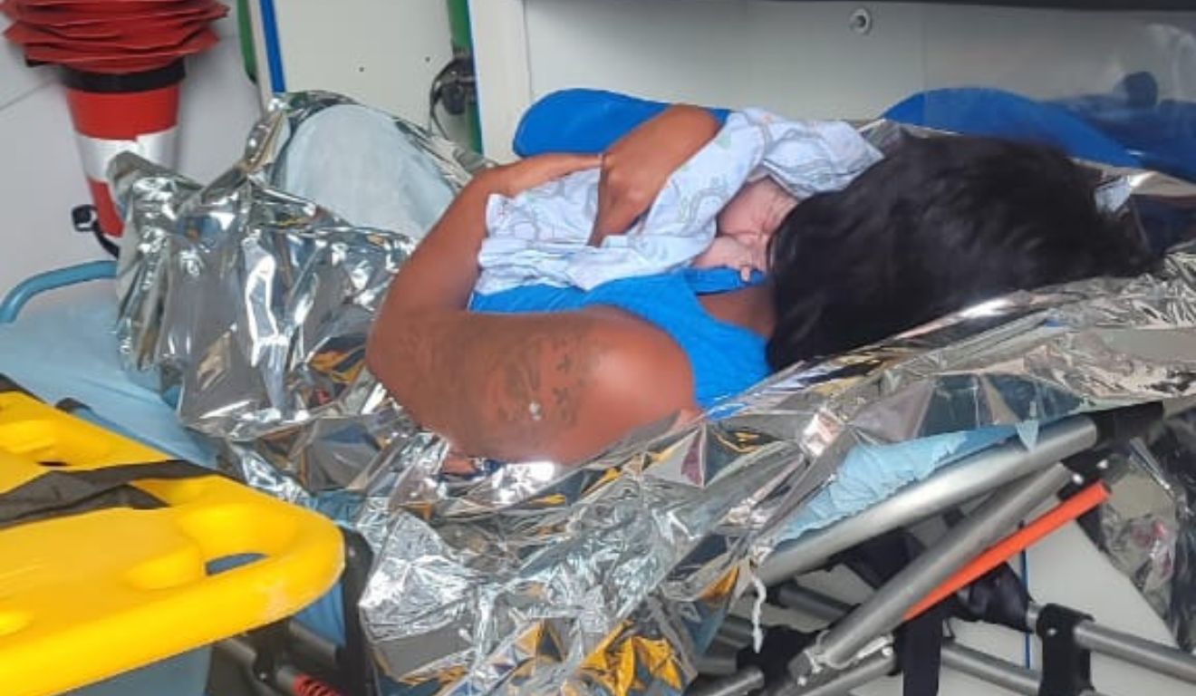 Mãe e filho foram atendidos após o parto. Foto: Divulgação/Corpo de Bombeiros