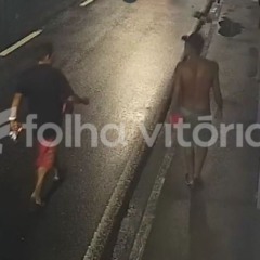 Marco Antônio de Souza Cardoso caminha ao lado de suspeito na Vila Rubim