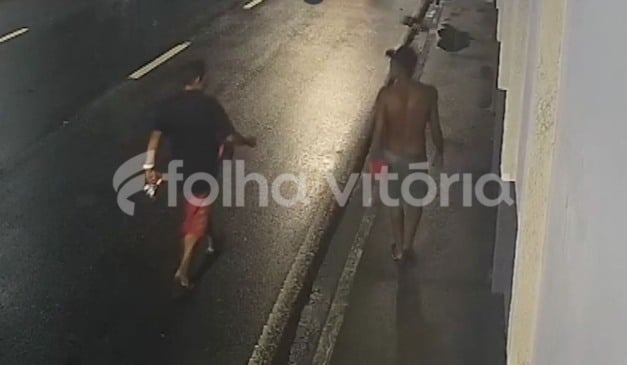 Marco Antônio de Souza Cardoso caminha ao lado de suspeito na Vila Rubim