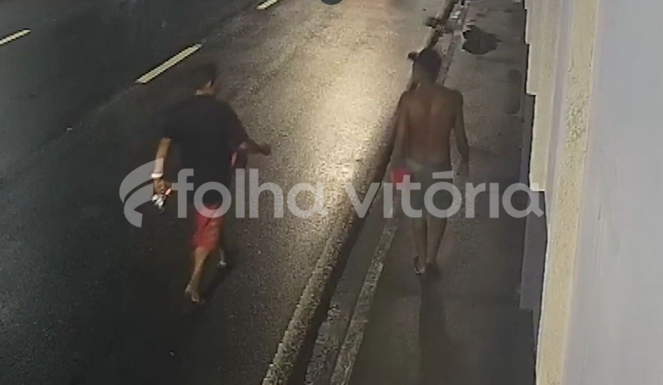 Marco Antônio de Souza Cardoso caminha ao lado de suspeito na Vila Rubim