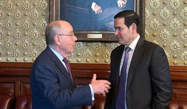 Mauro Vieira e Marco Rubio se cumprimentam