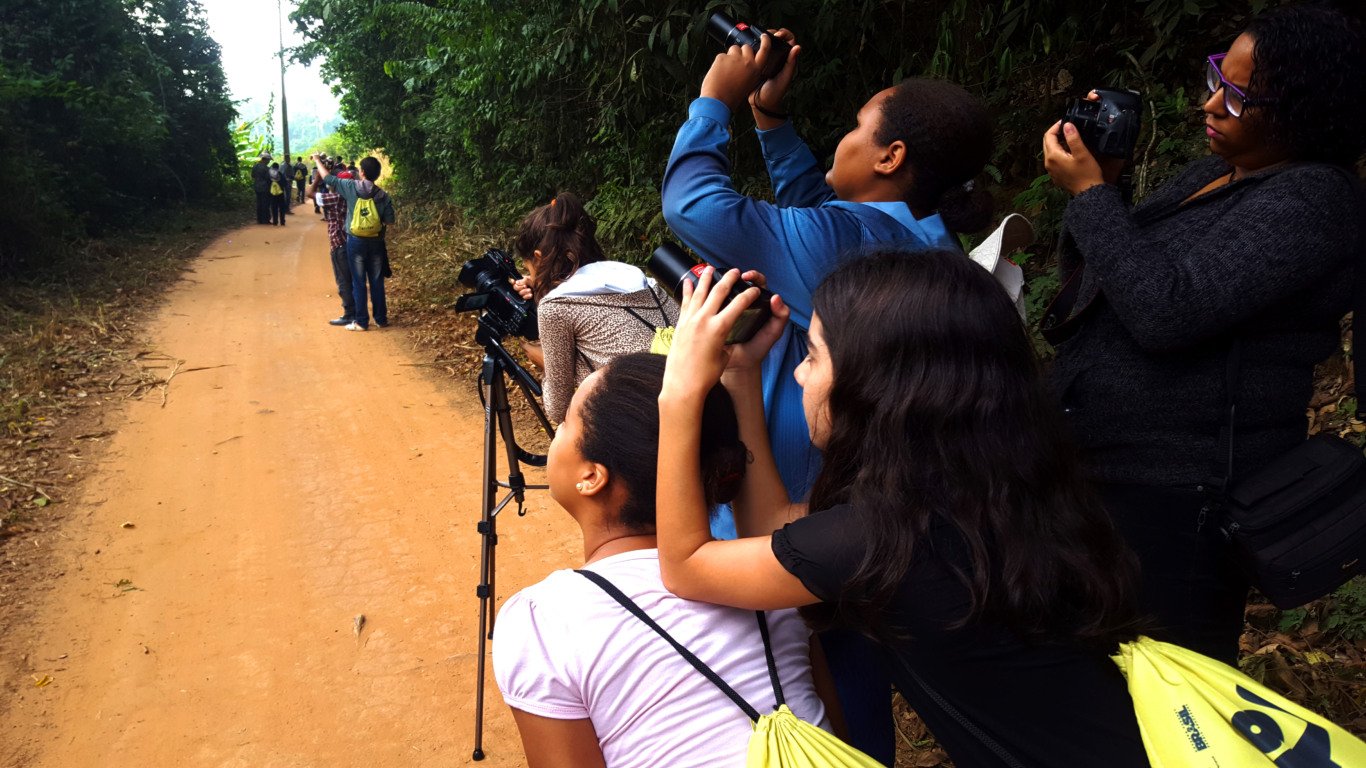 Atividades culturais utilizando a natureza como tema com o objetivo de sensibilizar a comunidade e valorizar territórios. Fotos: Equipe do Instituto Últimos Refúgios.