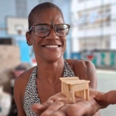Na oficina de Mobiliário, os alunos começaram fazendo bancos de palito de picolé (Foto: Divulgação/Mercado Cultura em Movimento)