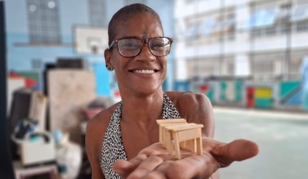 Na oficina de Mobiliário, os alunos começaram fazendo bancos de palito de picolé (Foto: Divulgação/Mercado Cultura em Movimento)