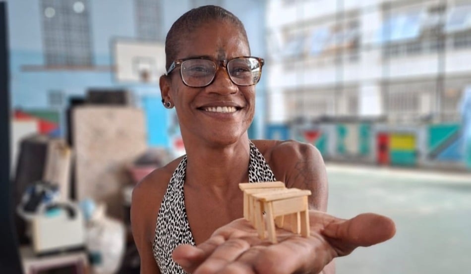 Na oficina de Mobiliário, os alunos começaram fazendo bancos de palito de picolé (Foto: Divulgação/Mercado Cultura em Movimento)