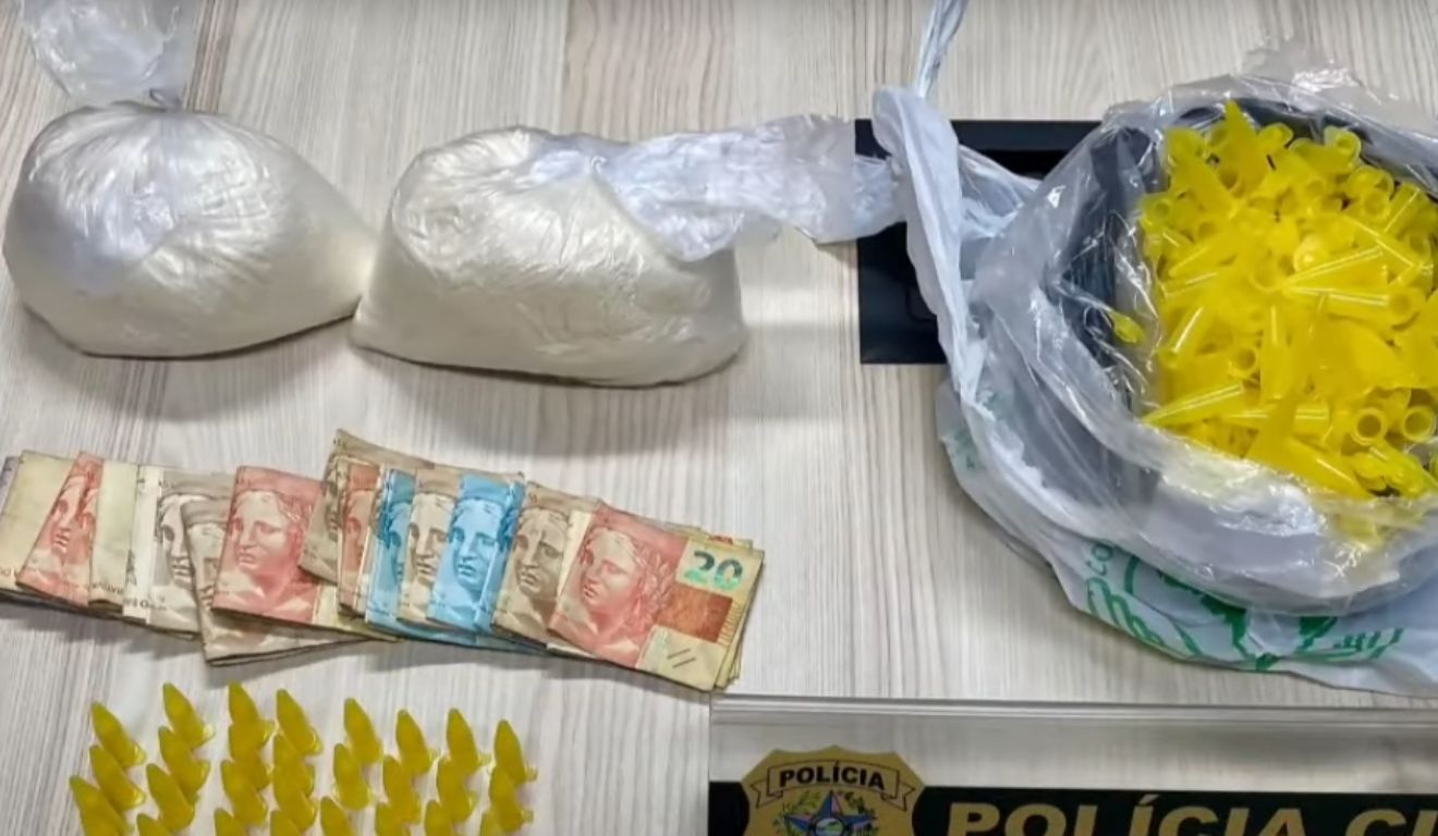 Cinco pessoas são presas por tráfico e uso de fardas falsas em Vila Velha Cinco pessoas são presas por tráfico e uso de fardas falsas em Vila Velha