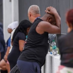 Familiares fazem fila para reconhecimento dos corpos dos mortos em megaoperação no Rio