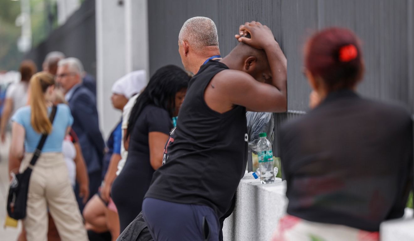 Familiares fazem fila para reconhecimento dos corpos dos mortos em megaoperação no Rio