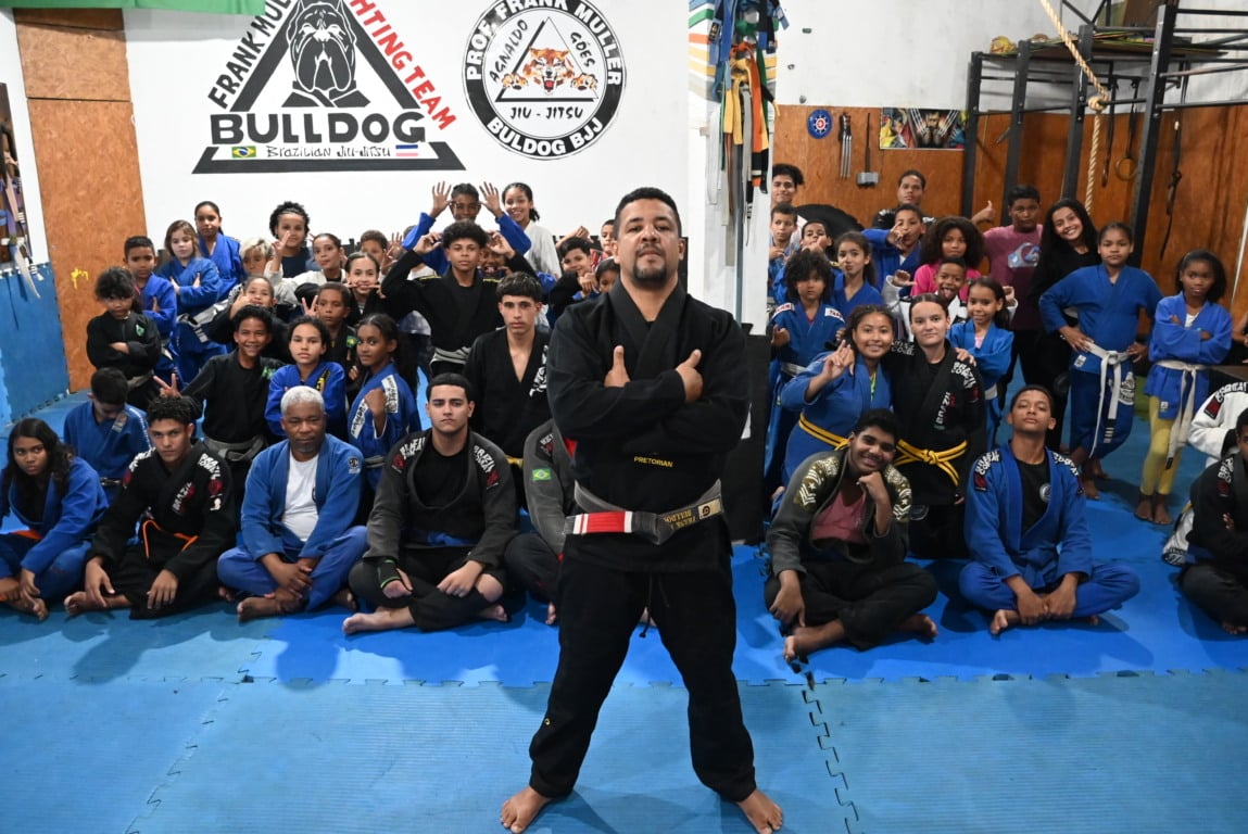 O professor Frank Muller e seus alunos de jiu-jítsu da Academia Bulldog, em Vila Graúna, Cariacica