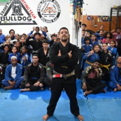 O professor Frank Muller e seus alunos de jiu-jítsu da Academia Bulldog, em Vila Graúna, Cariacica