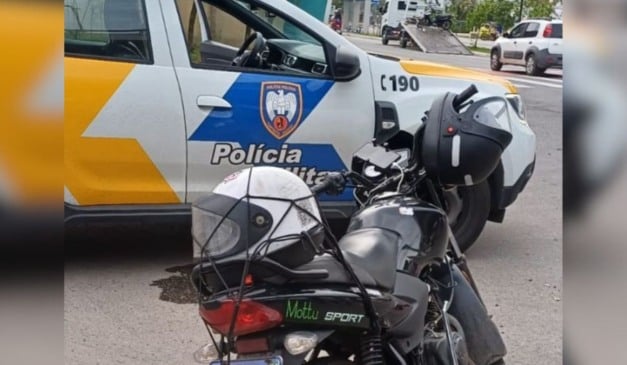 Piloto joga moto em cima de policiais ao tentar escapar de blitz