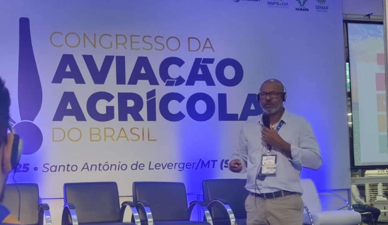 Professor Edney da Vitória apresentando trabalho no Congresso Científico da Aviação Agrícola. Foto: Arquivo pessoal