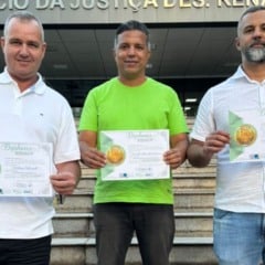 Suplentes de vereadores da Serra exibem diploma: eles buscam na Justiça decisão para tomar posse