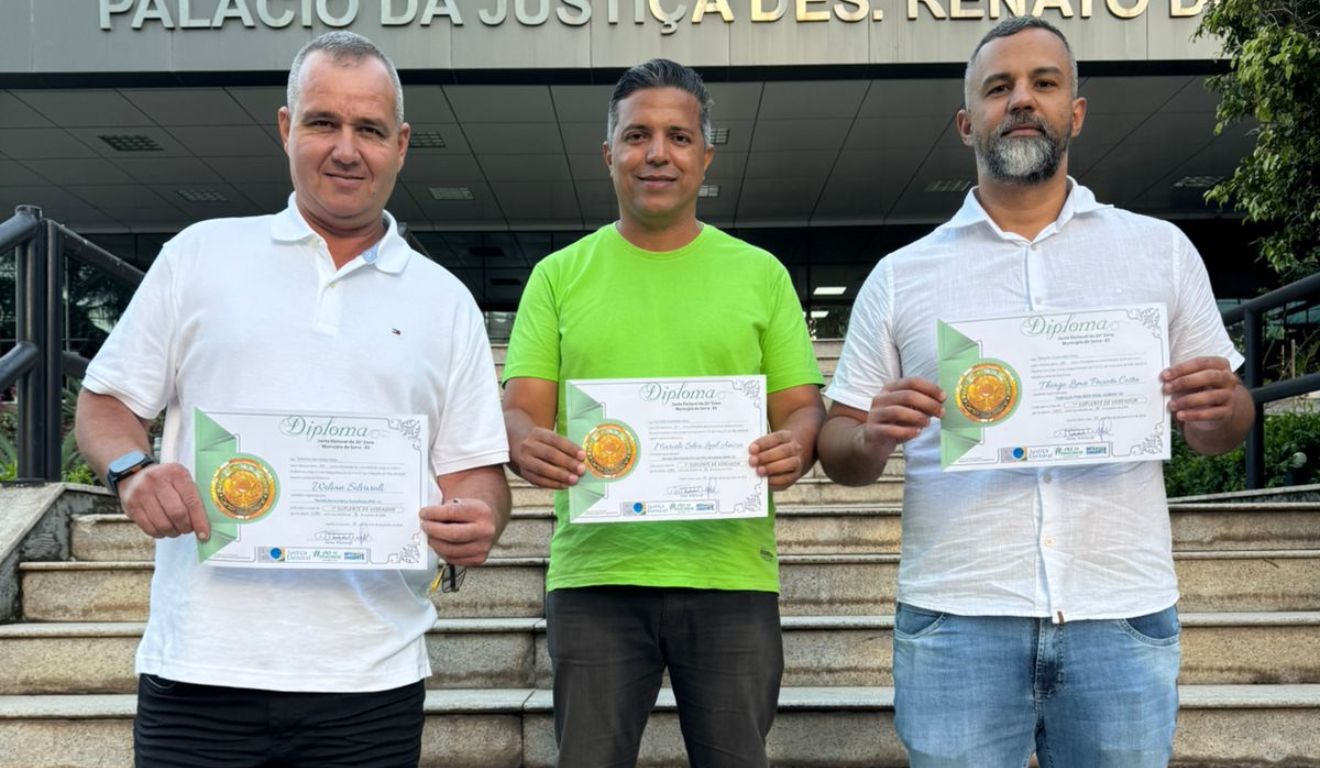Suplentes de vereadores da Serra exibem diploma: eles buscam na Justiça decisão para tomar posse