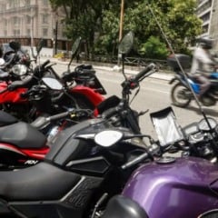 Os profissionais por aplicativo normalmente usam motos, enfrentam jornadas mais longas, alta informalidade e baixa contribuição à Previdência. Foto: Paulo Pinto/Agência Brasil