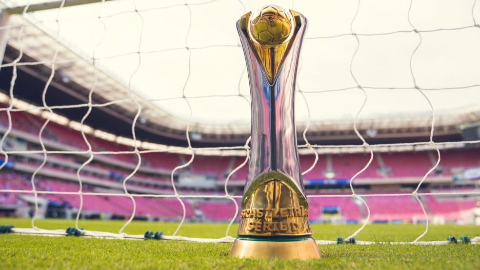 Troféu da Série D. SÉRIE D: BARRA VENCE O SANTA CRUZ NA PRIMEIRA PARTIDA DA FINAL Foto: Fabio Souza/CBF